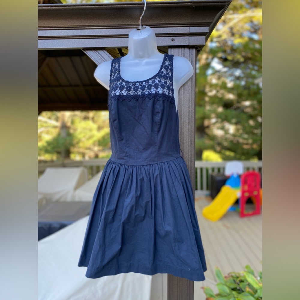 Abercombe & Fitch - Adorable navy sleeveless fit & flare mini dress, Size: M…